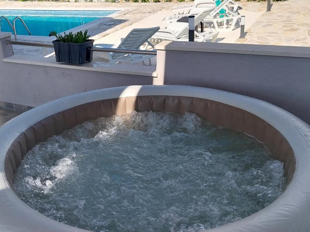 Holiday House M&A&K With Swimming Pool Каштель-Штафилич Экстерьер фото